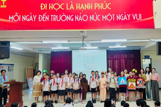 Trao mũ bảo hiểm cho học sinh lớp 1 – Cùng nhà trường xây dựng thói quen an toàn